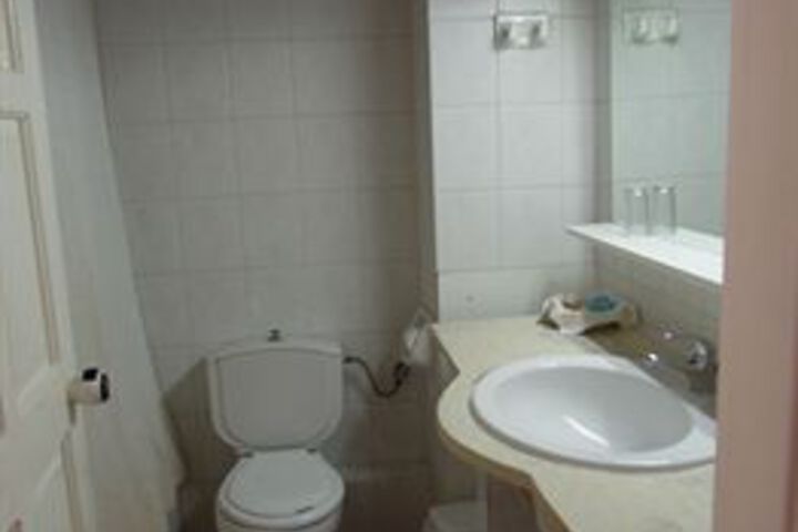 Room 4 of 18