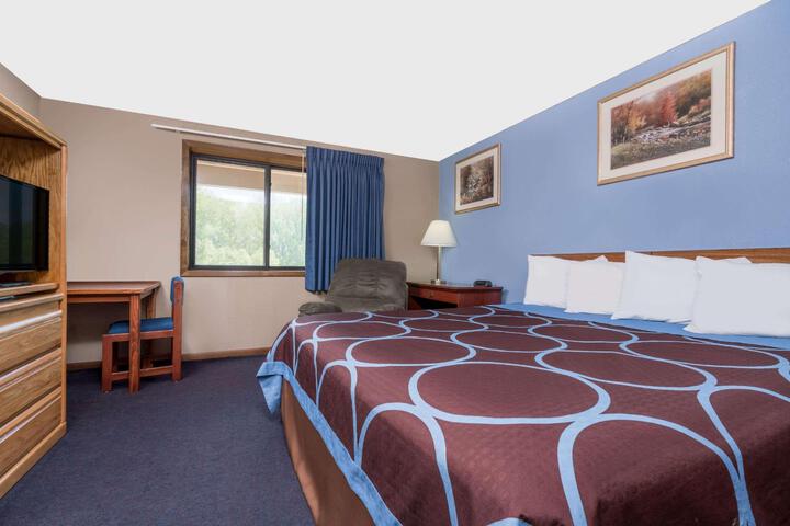 1 King Bed (4 of 6)