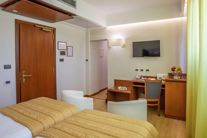 Room 93 of 173