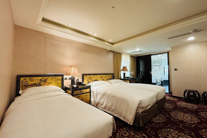 Room 34 of 216