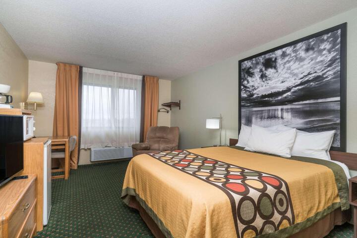 1 Queen Bed (11 of 17)