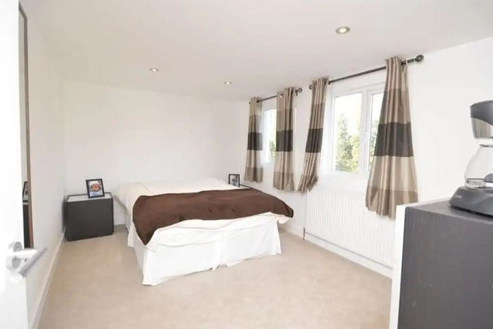 Room 5 of 16