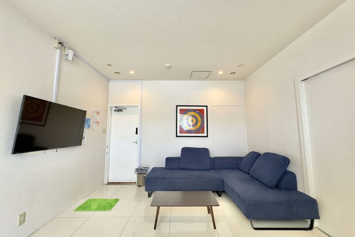 Room 16 of 193