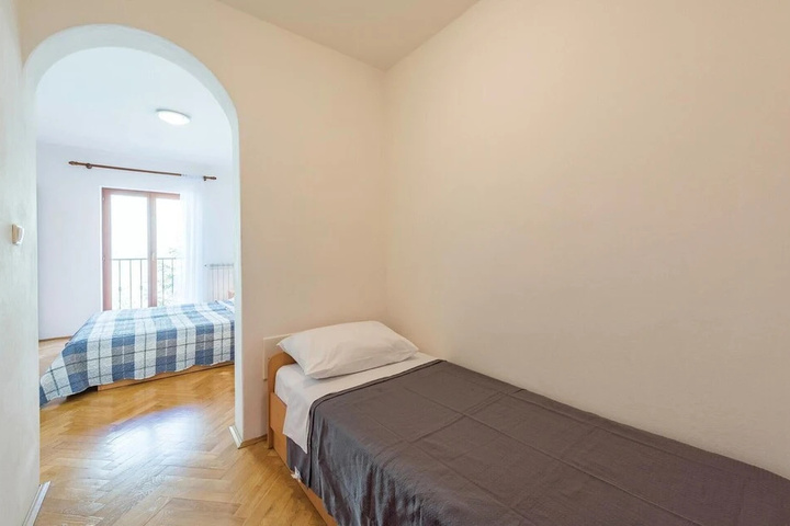 Room 6 of 19