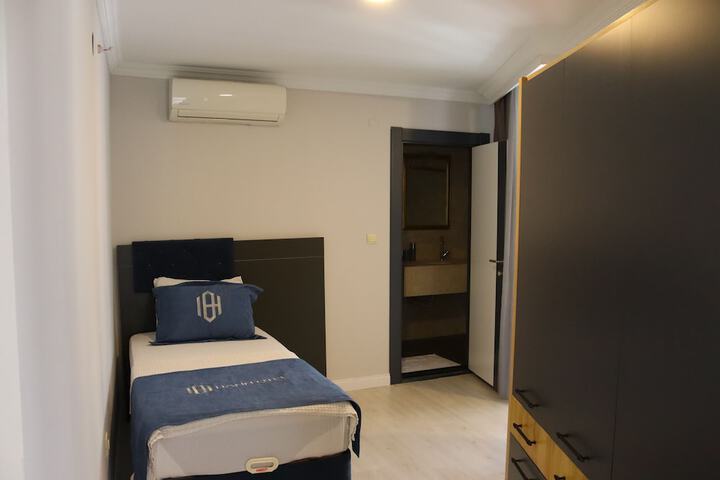 Room 7 of 90
