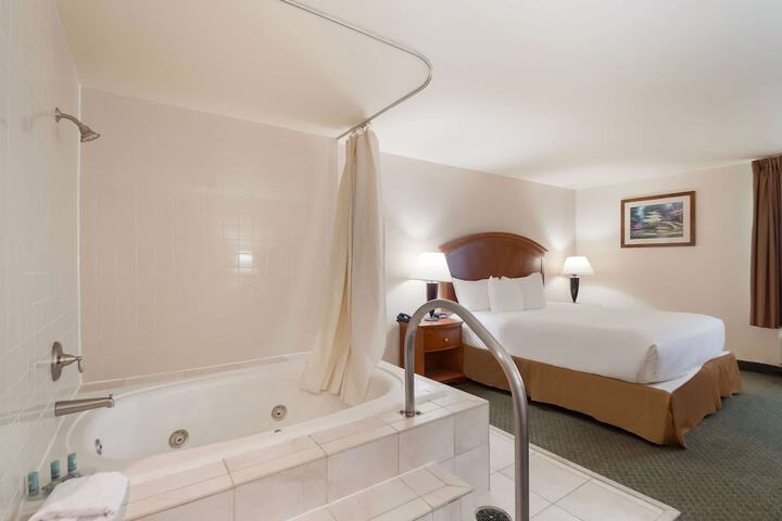 1 King Bed High Speed Internet Accessible Jacuzzi Microwave and Refrigerator Continenta (13 of 20)