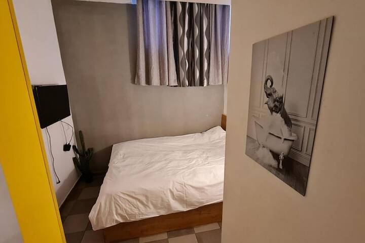 Room 3 of 21