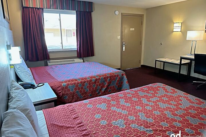 1 Queen Bed (12 of 17)