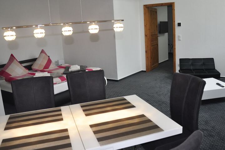 Room 4 of 81
