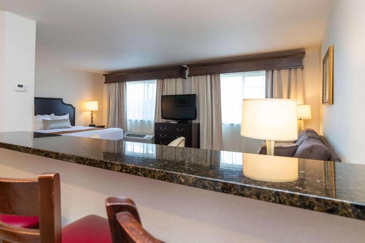 1 King Bed Sofa Bed Microwave and Refrigerator WiFi Full Breakfast (21 of 23)