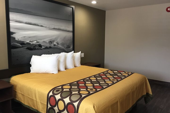 1 King Bed (3 of 20)