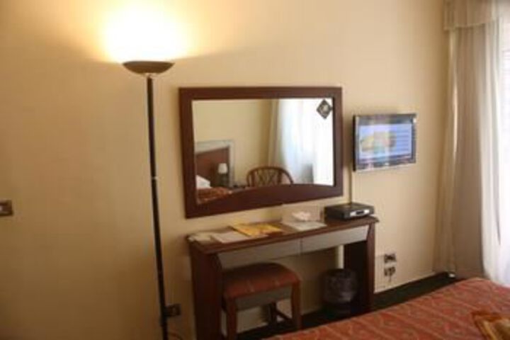Room 12 of 25