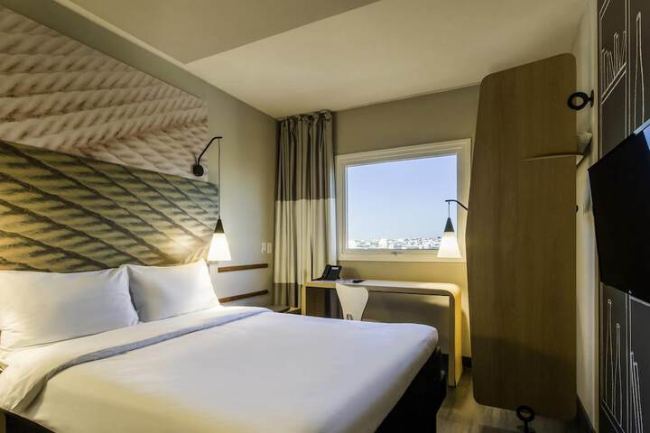Room 4 of 33