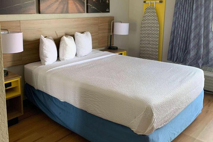 1 Queen Bed (5 of 30)