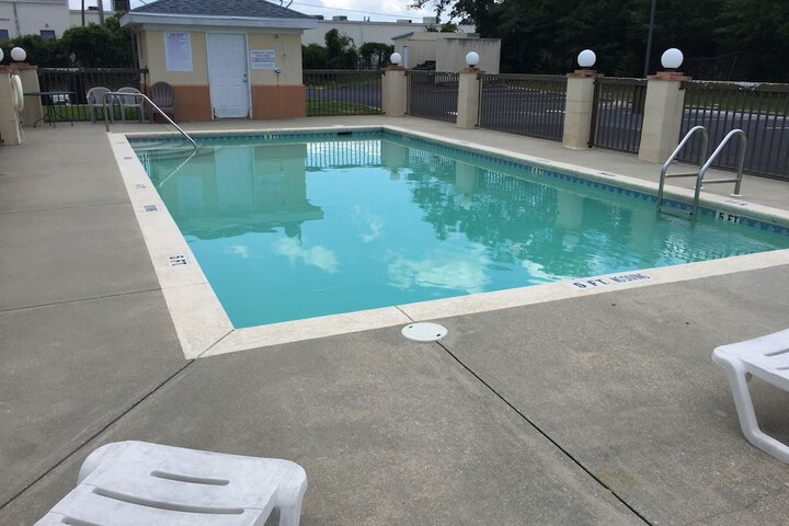 Pool 14 of 17