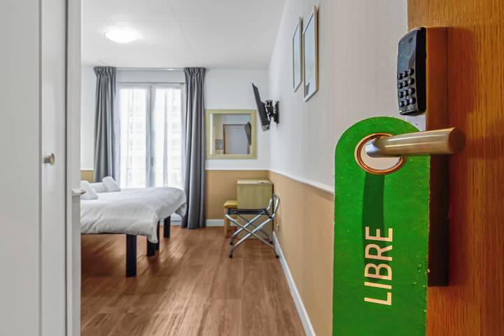 Room 10 of 30
