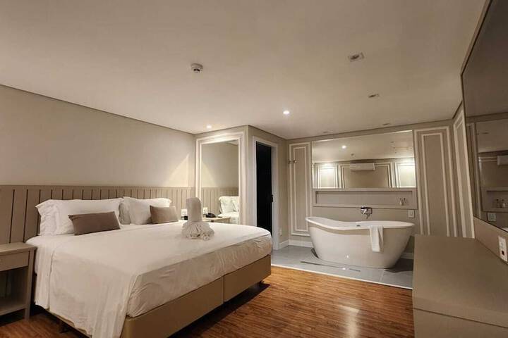 Room 33 of 81