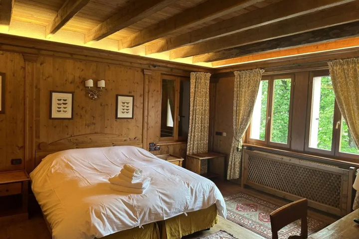 Room 4 of 18
