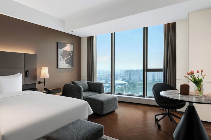 Room 28 of 82