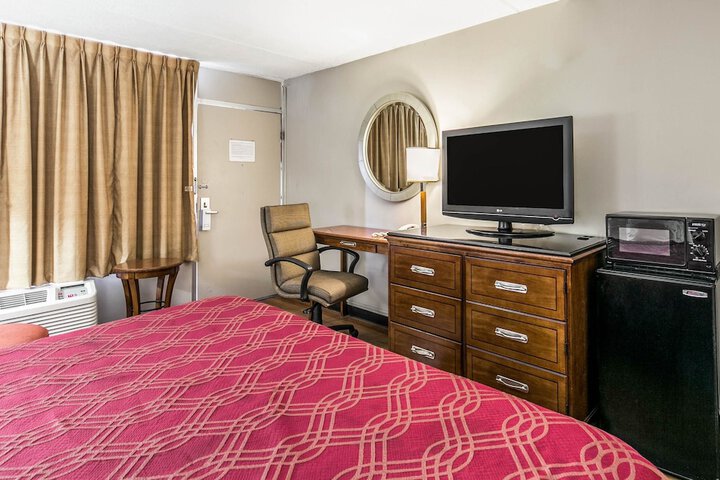 1 King Bed (10 of 15)