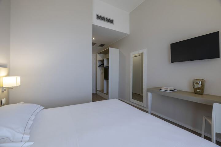 Room 14 of 128