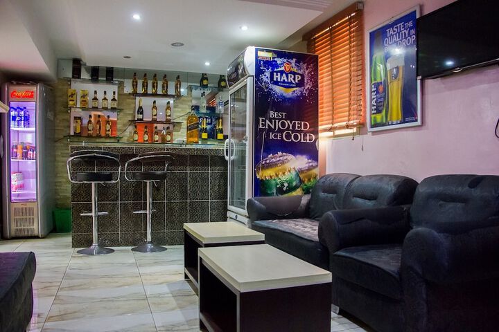 Lounge 42 of 48