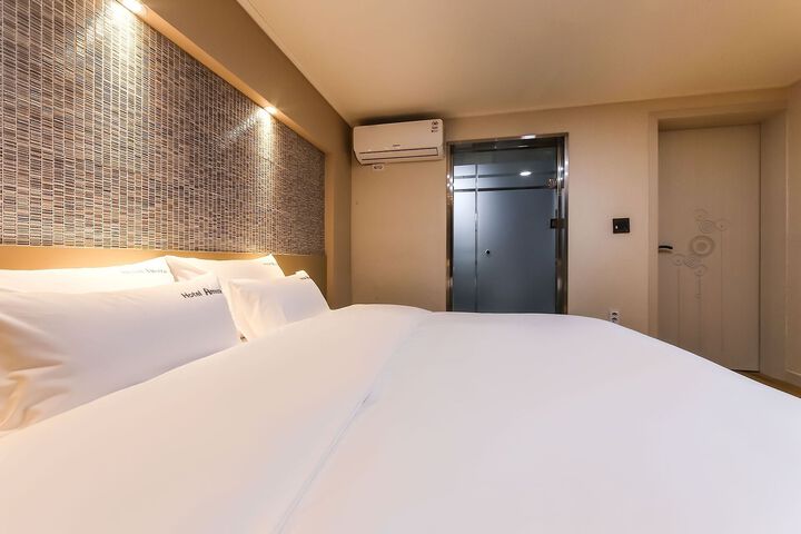 Room 53 of 67