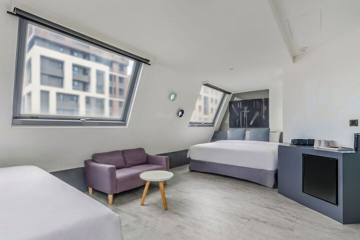 Room 33 of 122