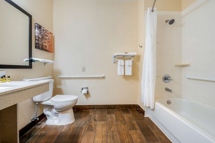 2 Queen Beds Communication Assistance Pillow Top Mattress Microwave and Refrigerator Full Breakfast (6 of 14)