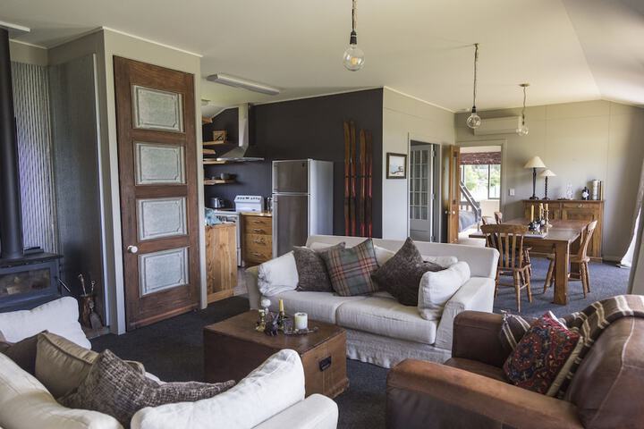 Lounge 7 of 12