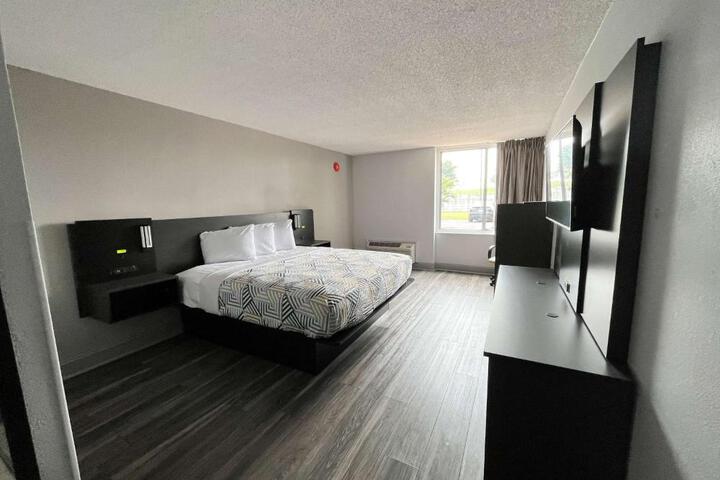 1 King Bed Micfridge (3 of 6)