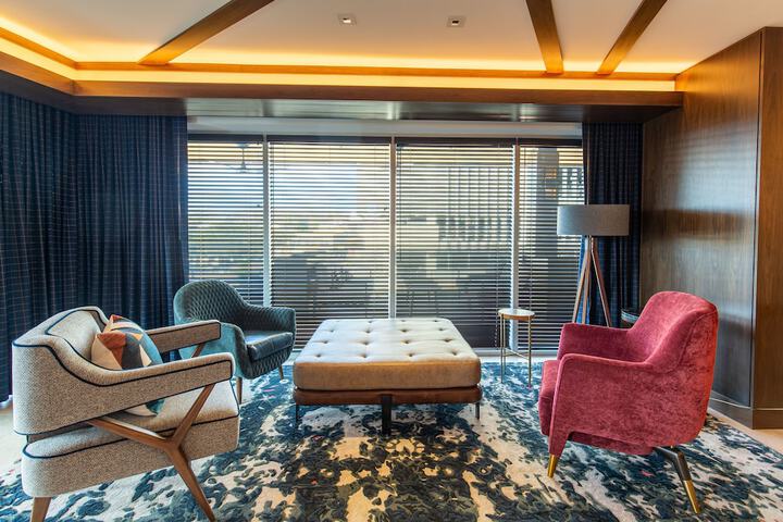 Lobby lounge