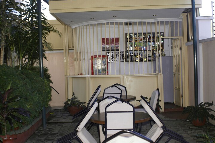 Lounge 8 of 11