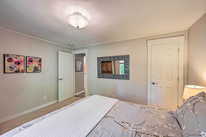 Family-friendly Kirkland Home 1 Mi to Downtown