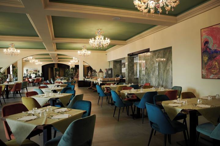 Dining 8 of 10