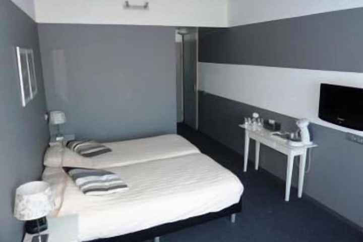 Room 3 of 49