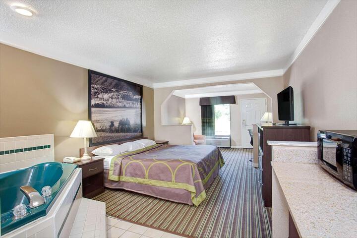 1 King Bed (4 of 15)