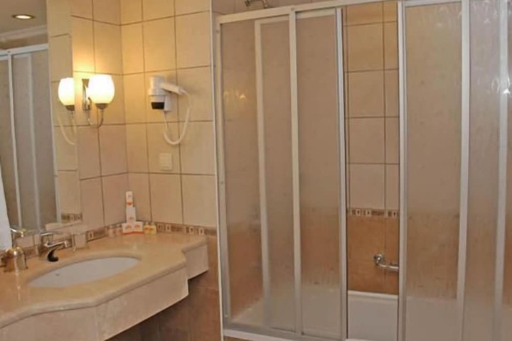 Room 19 of 120