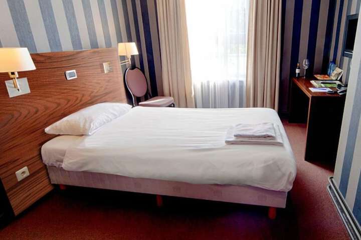 Room 2 of 33