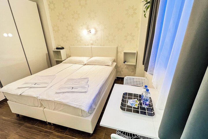 Room 5 of 68