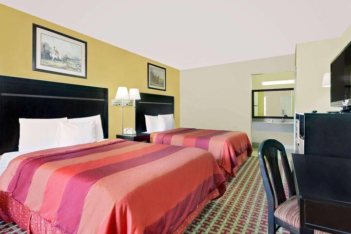 2 Queen Beds (6 of 8)