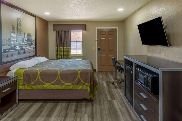 1 Queen Bed (3 of 13)