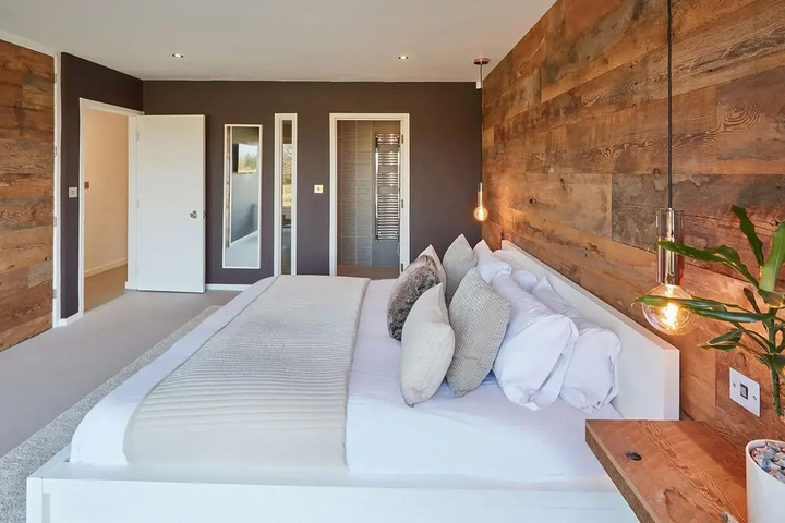 Room 4 of 15