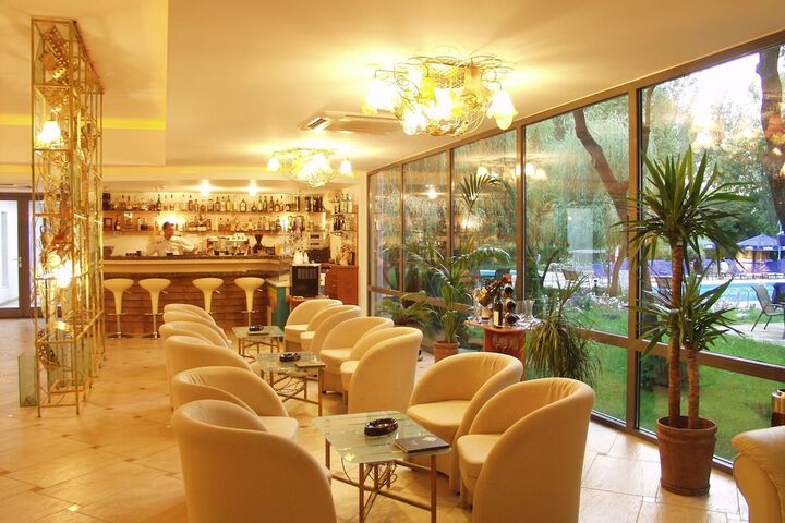 Lounge 26 of 32