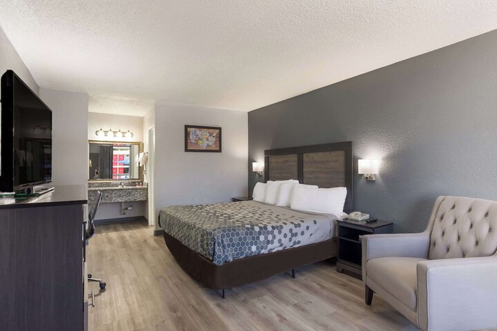 1 King Bed (1 of 11)