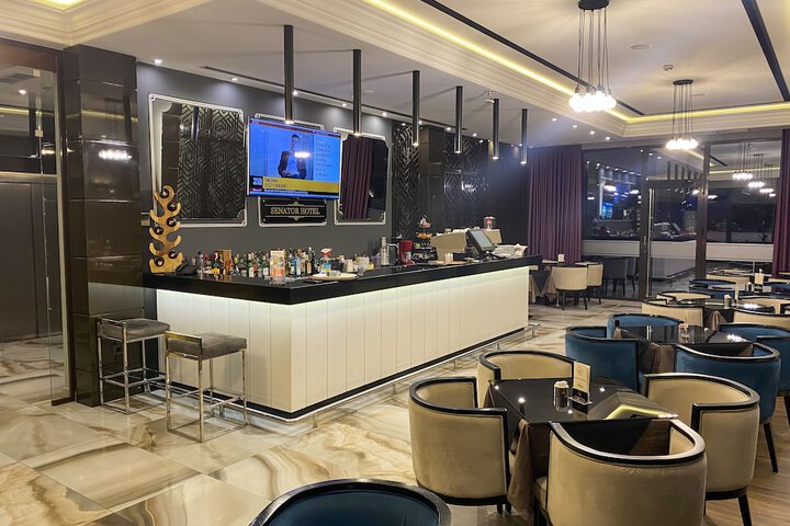 Lounge 76 of 102