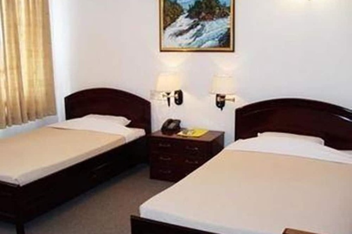 Room 10 of 28