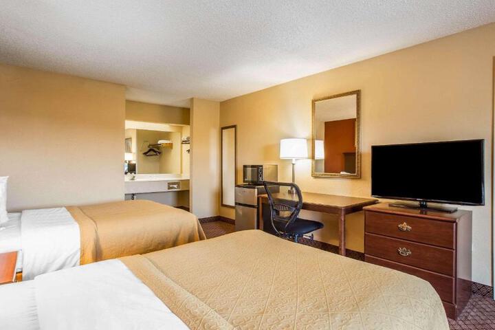 2 Double Beds (7 of 8)