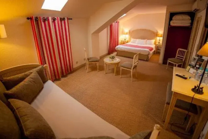 Room 6 of 18