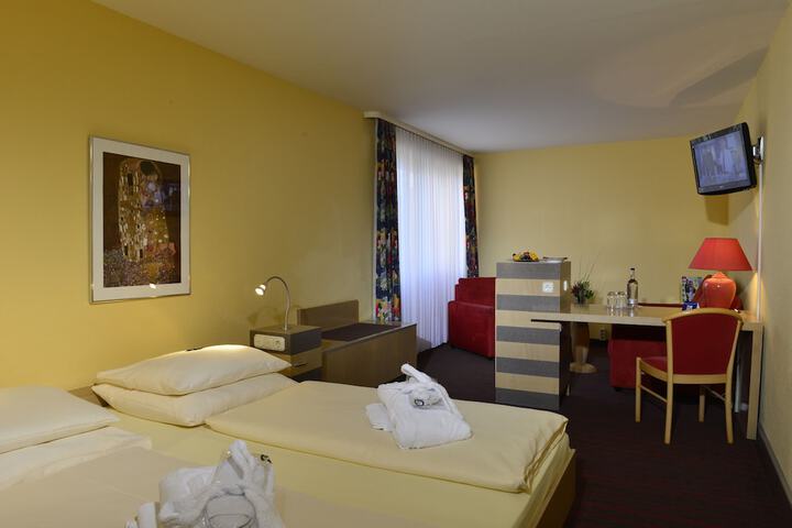 Room 6 of 99